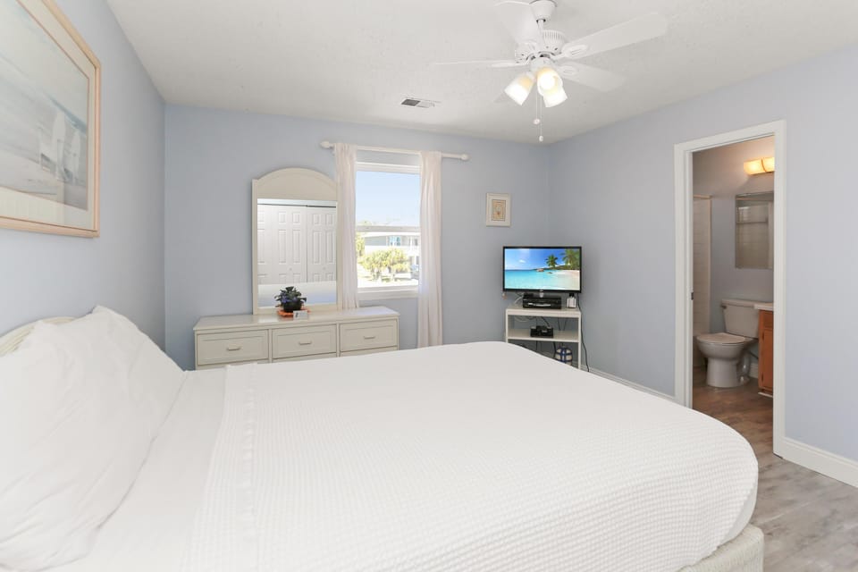 House, 1 Queen Bed with Sofa bed (Roads End) | 2 bedrooms, individually decorated, individually furnished