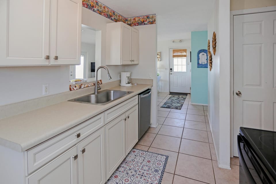 House, Multiple Beds (Pelican Bend) | Private kitchen