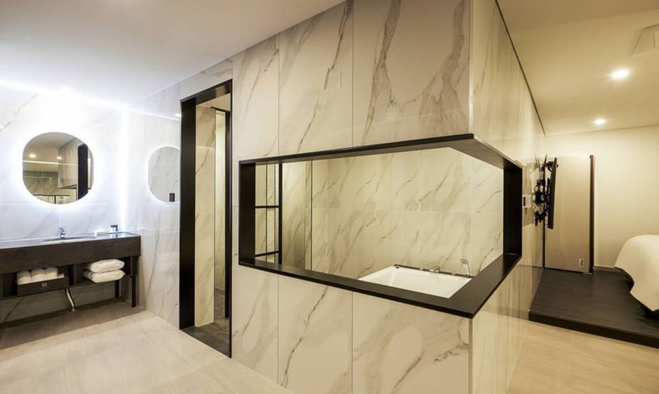 Suite | Individually decorated, individually furnished, free WiFi, bed sheets