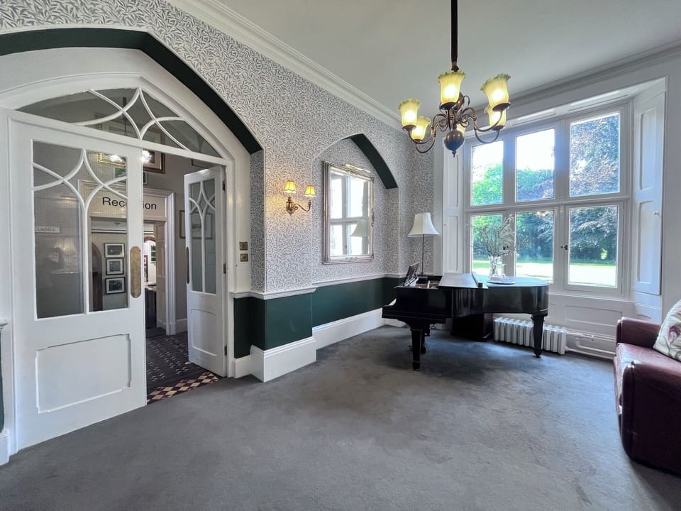 Lobby lounge