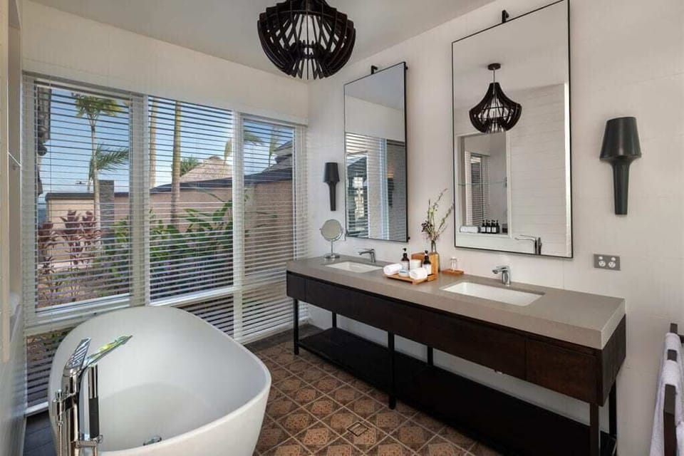 Separate tub and shower, jetted tub, free toiletries, hair dryer