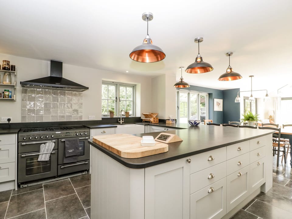 Cottage | Private kitchen | Fridge, microwave, dishwasher, electric kettle