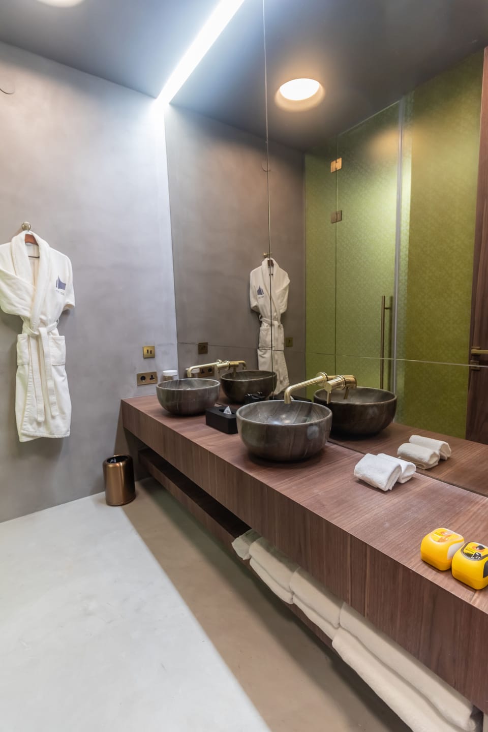 Hair dryer, bathrobes, slippers, heated floors (bathroom)