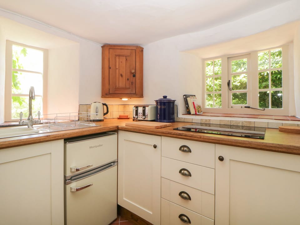 Cottage | Private kitchen | Fridge, microwave, electric kettle, cookware/dishes/utensils