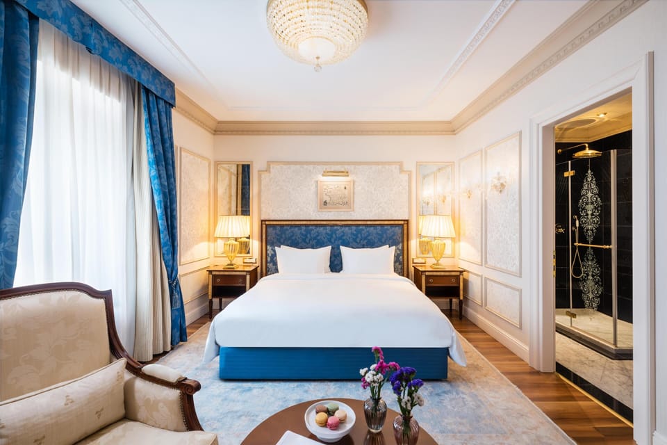 Deluxe Room, 1 King Bed | Premium bedding, pillowtop beds, minibar, in-room safe