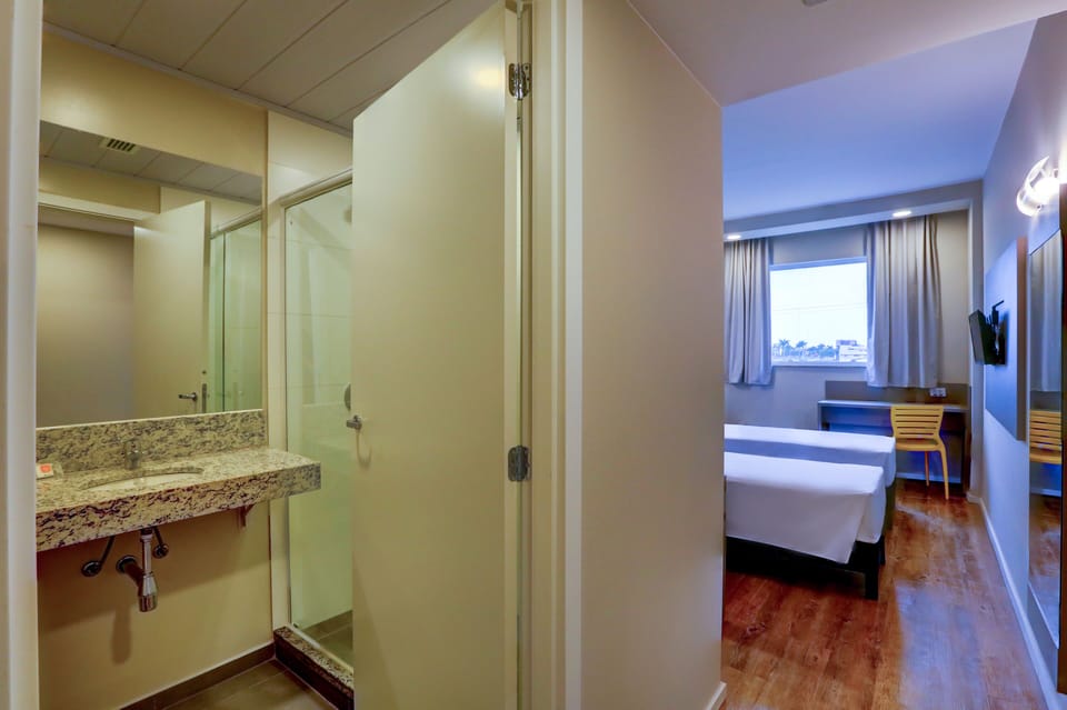 Standard Room, 2 Twin Beds | 1 bedroom, minibar, desk, laptop workspace