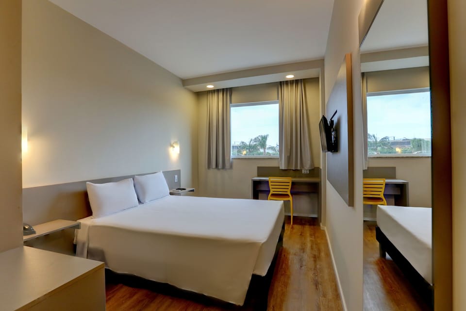 Standard Room, 1 Double Bed | 1 bedroom, minibar, desk, laptop workspace