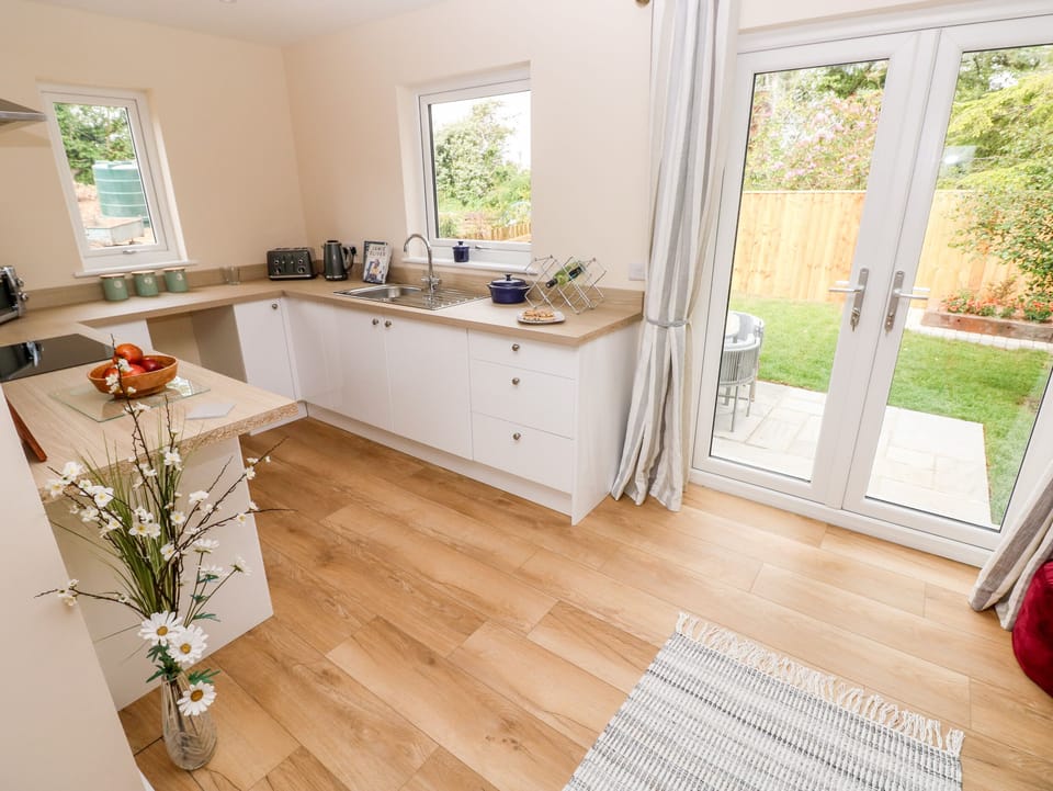 Cottage | Private kitchen | Fridge, cookware/dishes/utensils