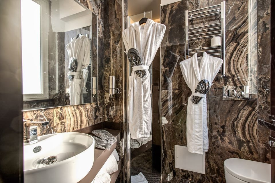 Deluxe Room | Bathroom | Shower, rainfall showerhead, free toiletries, hair dryer