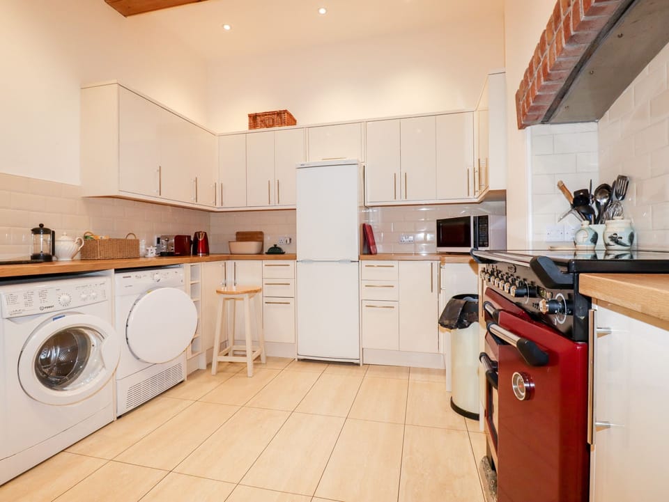 Cottage | Private kitchen | Fridge, microwave, dishwasher, electric kettle