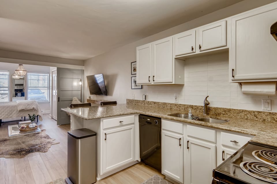 Condo, 1 Bedroom | Private kitchen | Fridge, oven, coffee/tea maker