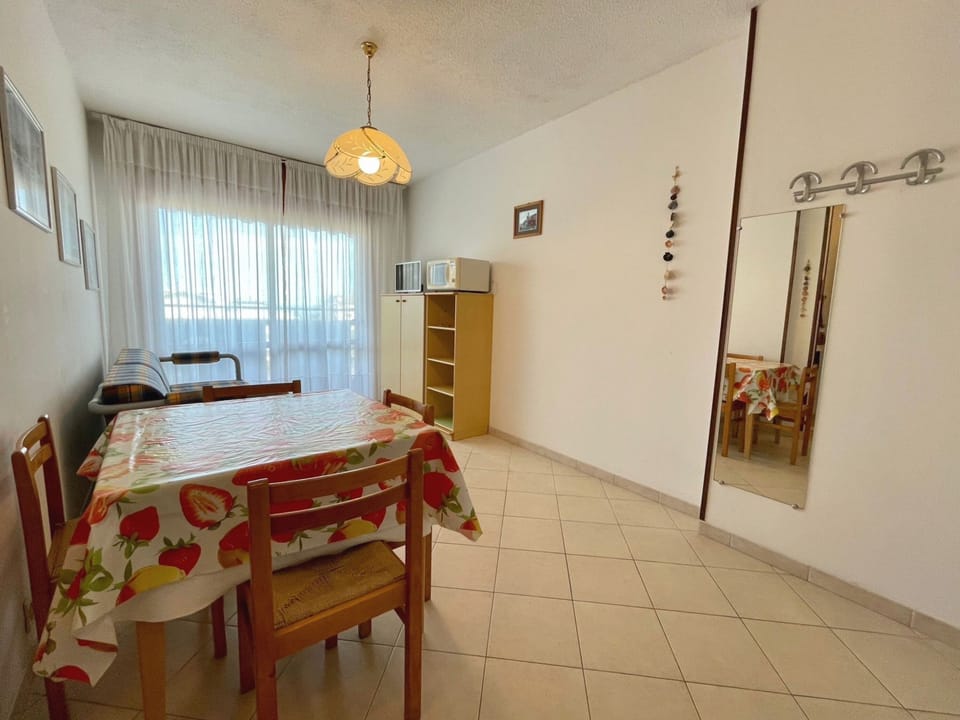 Apartment, 1 Bedroom, Balcony, City View | Dining room