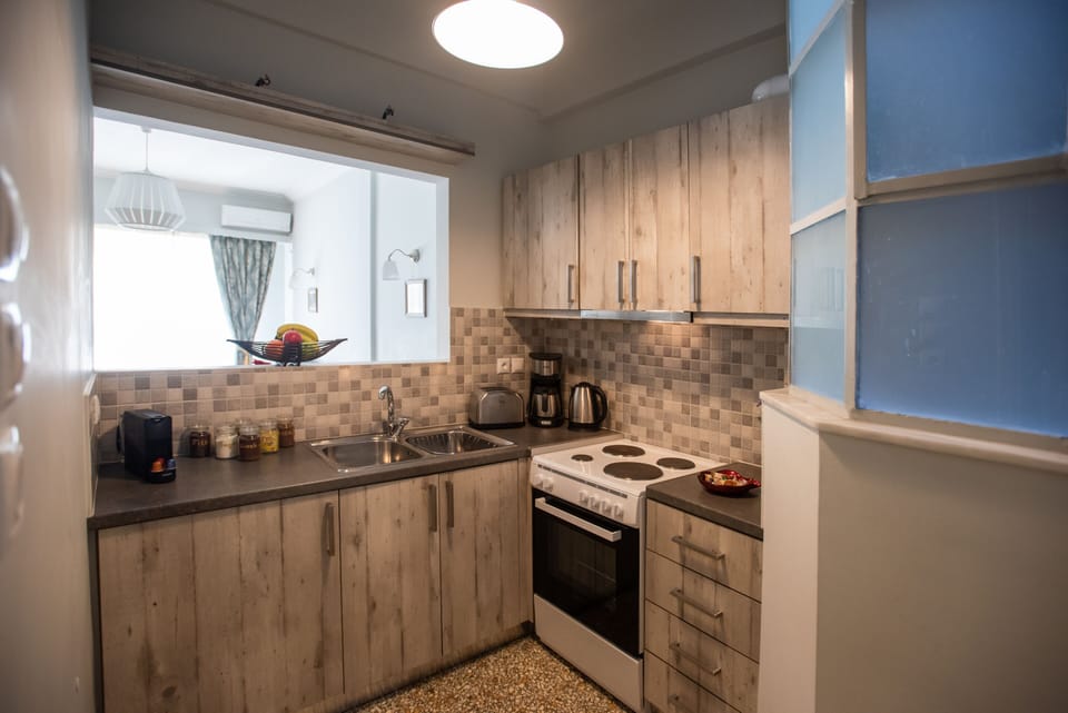 Full-size fridge, microwave, oven, stovetop