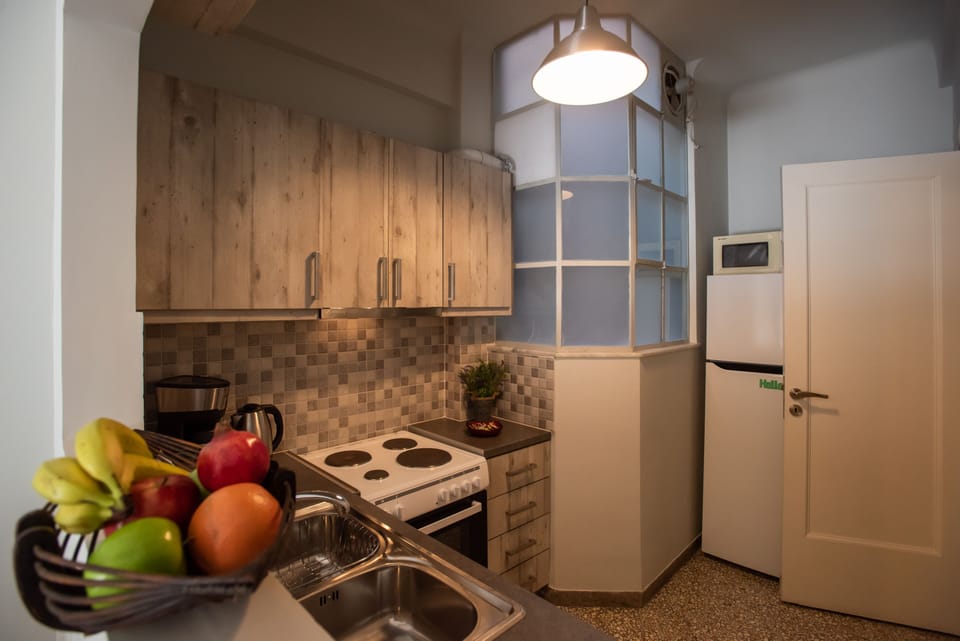 Full-size fridge, microwave, oven, stovetop
