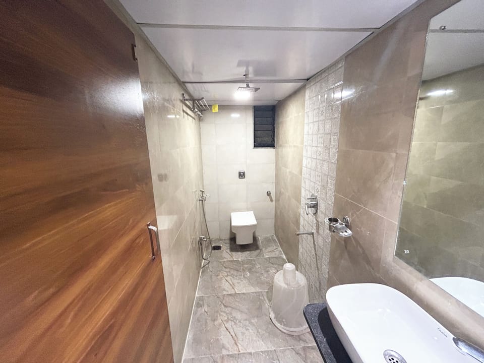 Studio | Bathroom | Shower, towels, soap, shampoo