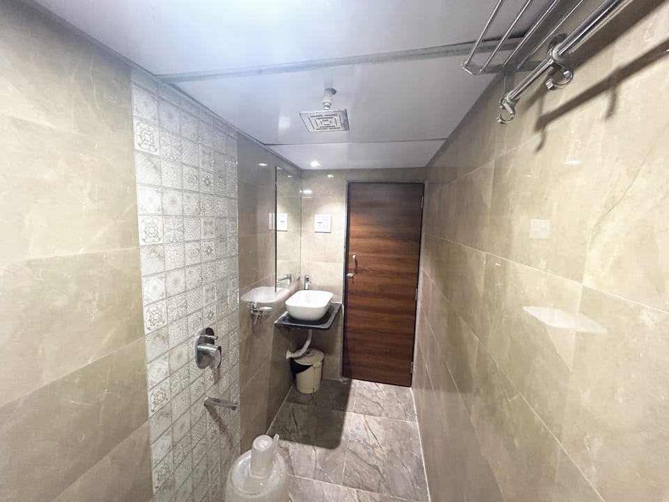 Studio | Bathroom | Shower, towels, soap, shampoo