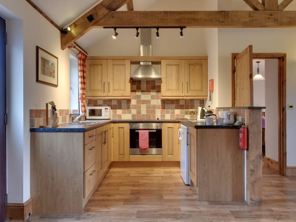 Cottage | Private kitchen | Fridge, microwave, electric kettle, toaster