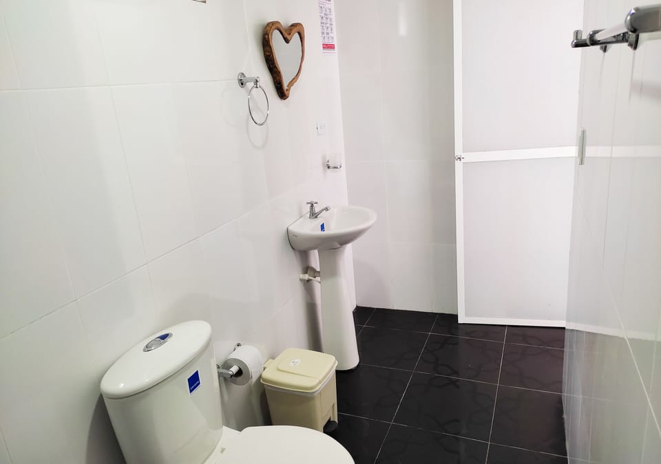 Standard Double Room | Bathroom | Shower, rainfall showerhead, free toiletries, towels