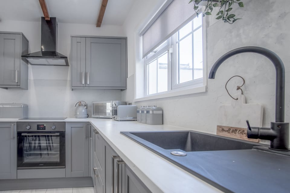 Cottage (3 Bedrooms) | Private kitchen | Full-size fridge, microwave, oven, stovetop