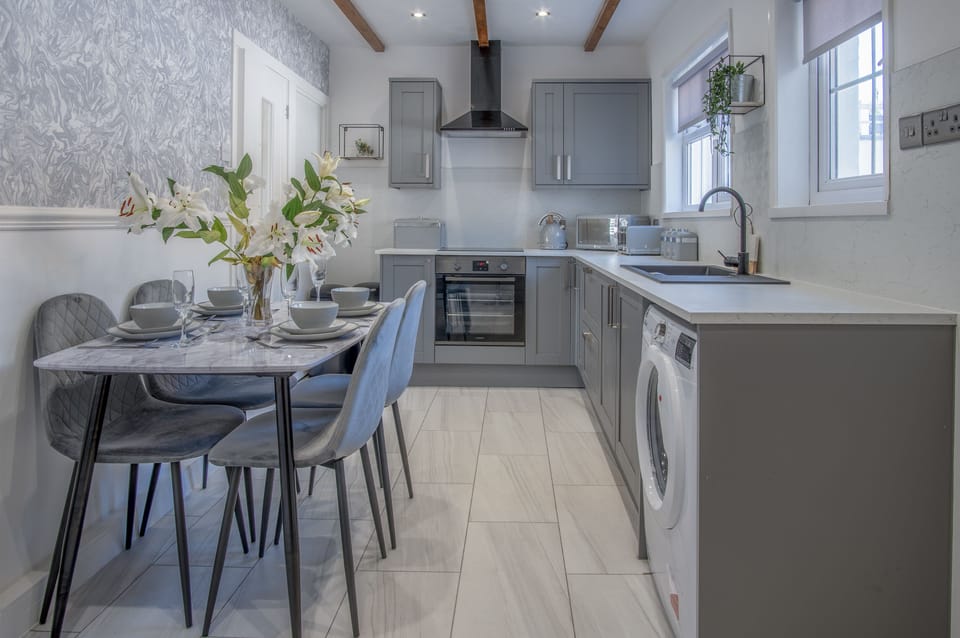 Cottage (3 Bedrooms) | Private kitchen | Full-size fridge, microwave, oven, stovetop