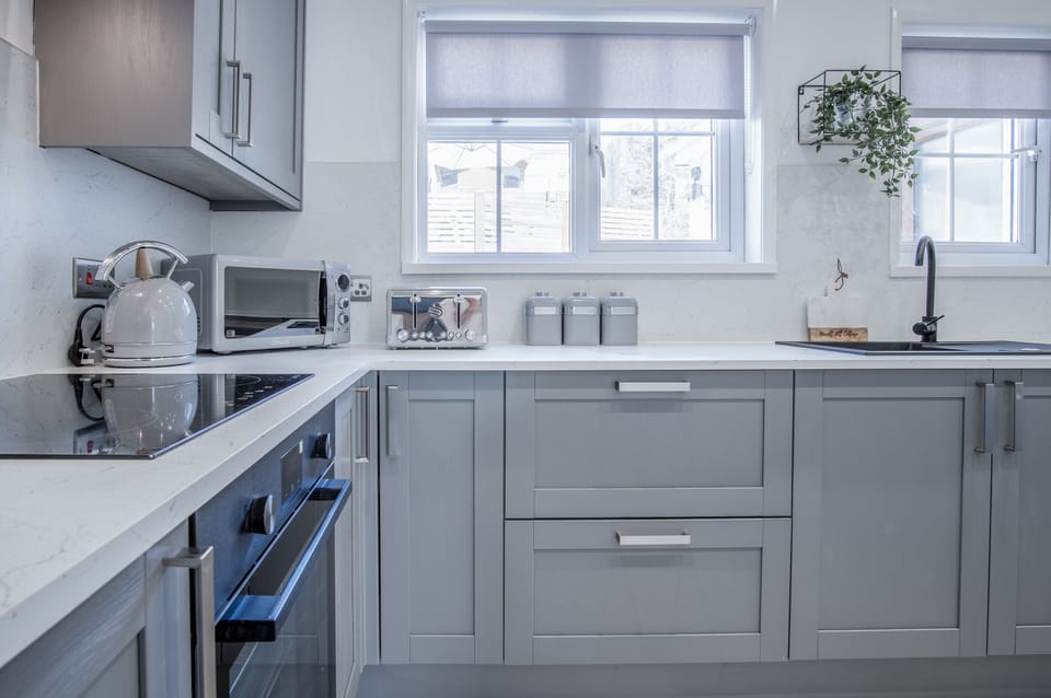 Cottage (3 Bedrooms) | Private kitchen | Full-size fridge, microwave, oven, stovetop