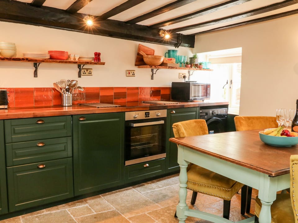 Cottage | Private kitchen | Fridge, microwave, cookware/dishes/utensils