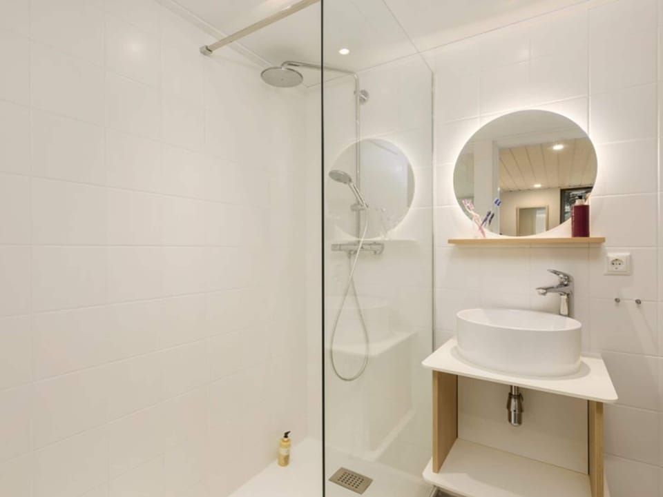 Premium Double Room | Bathroom | Shower, hair dryer, towels