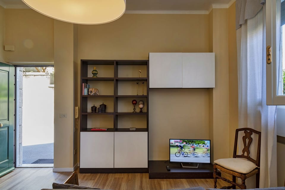 Apartment | Living room | Flat-screen TV