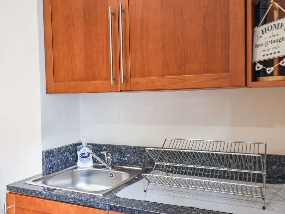 Cottage | Private kitchen | Fridge, dishwasher, cookware/dishes/utensils