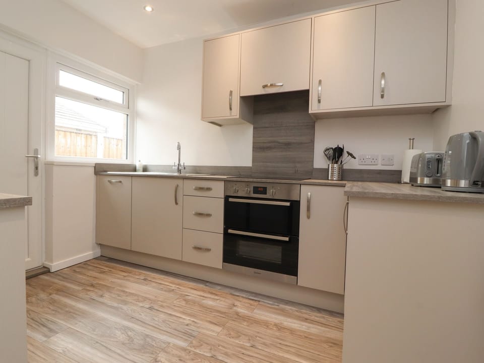 Cottage | Private kitchen | Fridge, dishwasher, electric kettle, toaster