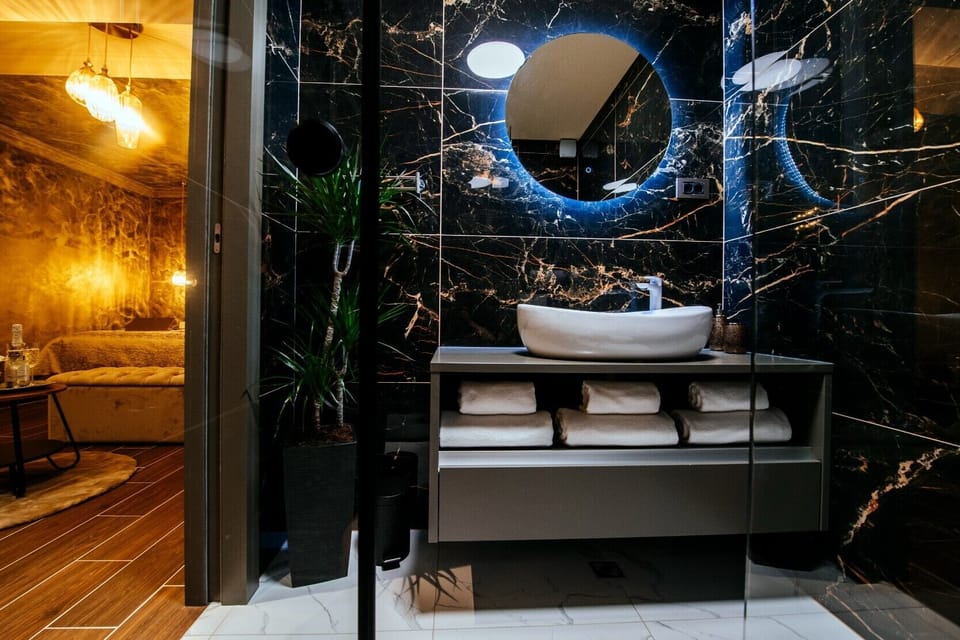 Design Room, 1 Queen Bed, Private Bathroom, City View | Bathroom | Shower, free toiletries, hair dryer, bathrobes