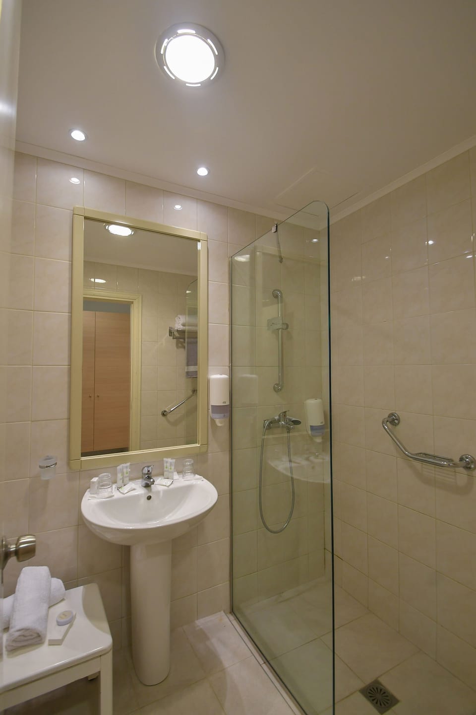 Family Quadruple Room | Bathroom | Rainfall showerhead, hair dryer