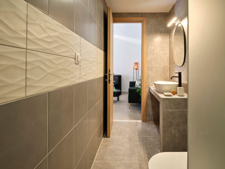 Penthouse with Sea View | Bathroom | Shower, free toiletries, hair dryer, towels