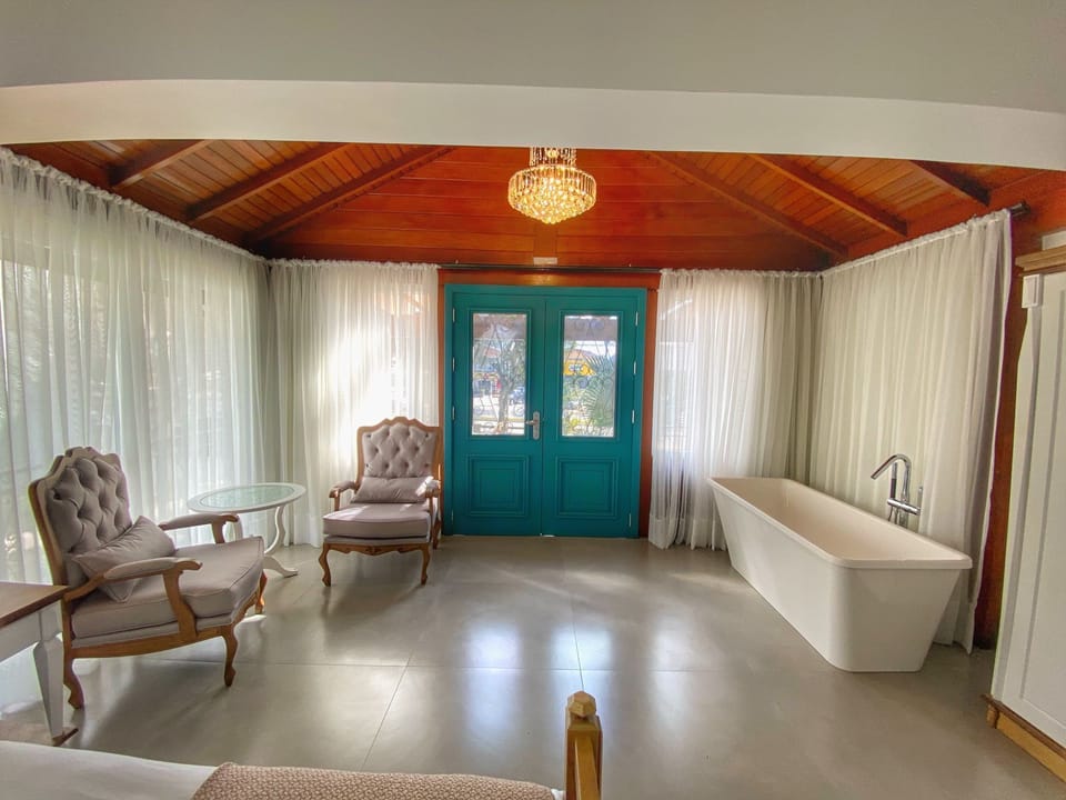 Luxury Suite | Premium bedding, minibar, in-room safe, individually decorated