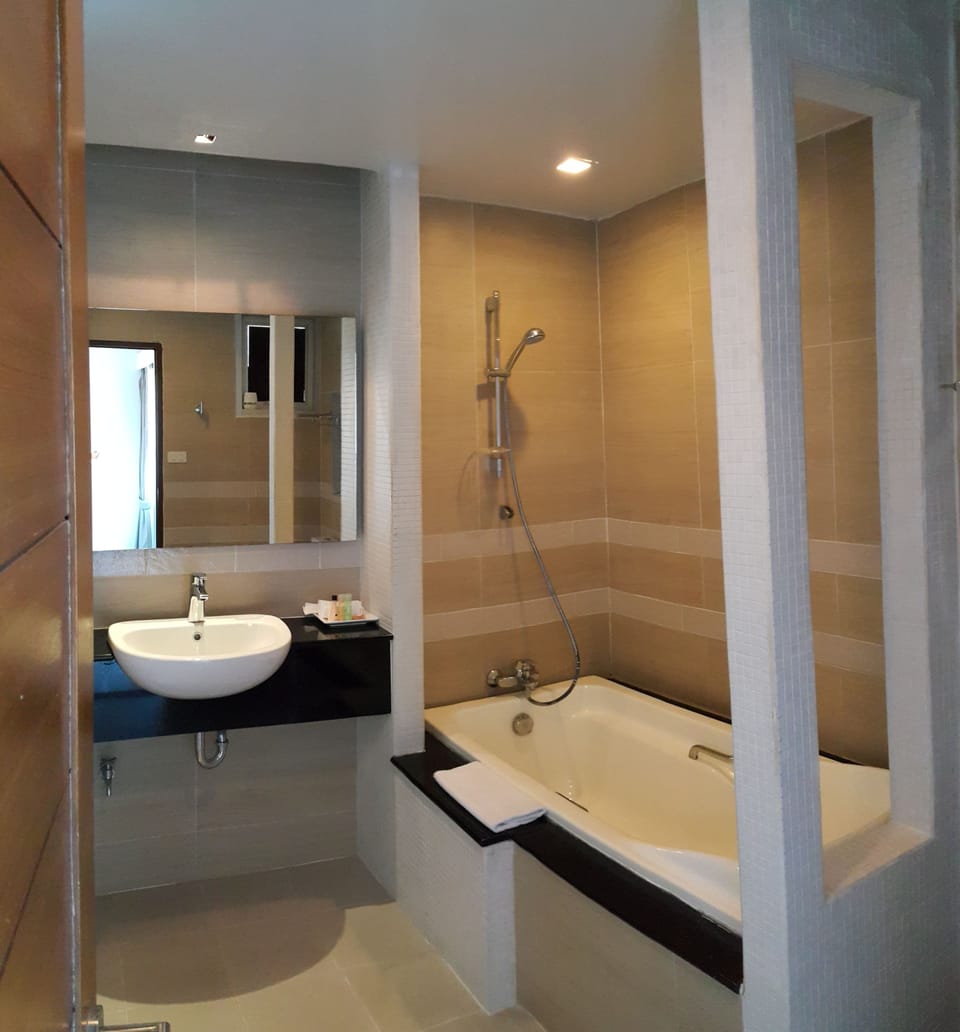 Junior Double Room | Bathroom | Free toiletries, hair dryer, towels