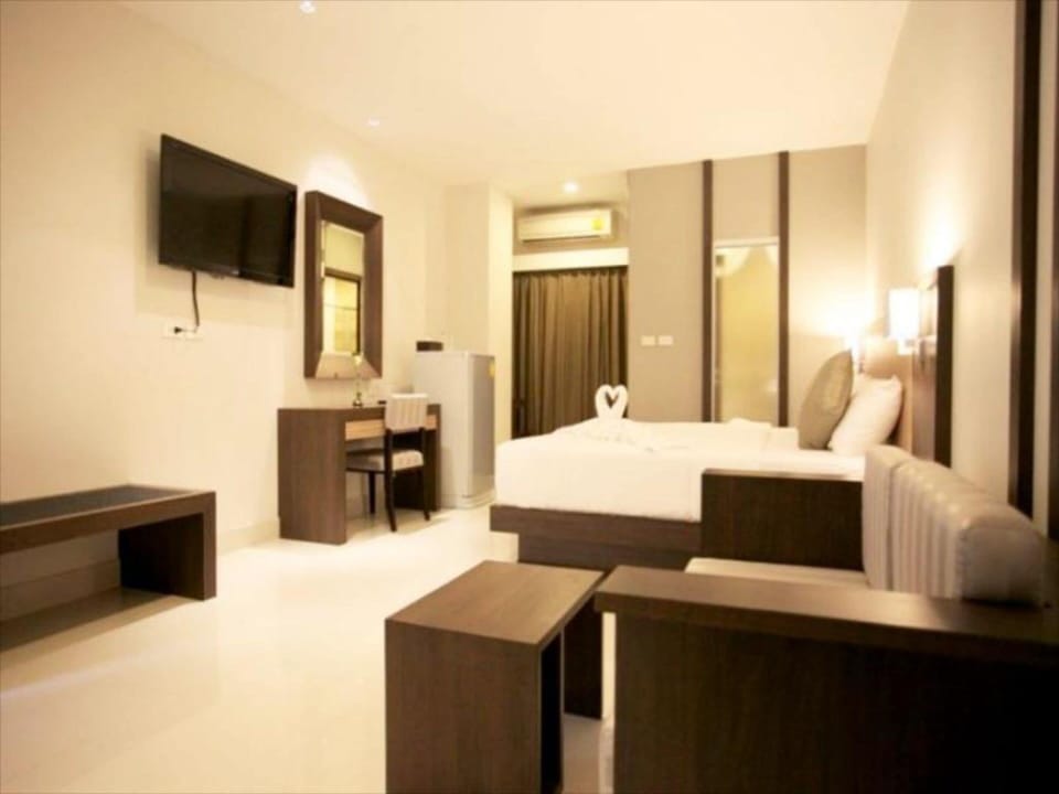 Deluxe Double Room | In-room safe, desk, blackout drapes, free WiFi