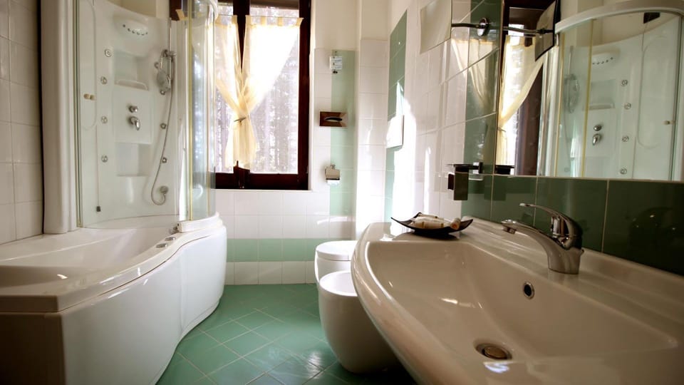 Family Triple Room | Bathroom | Hair dryer, bidet, towels