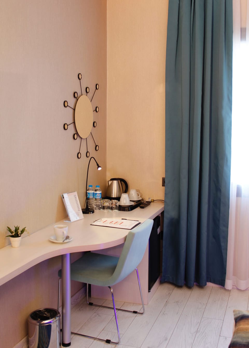 Standard Twin Room | In-room business center