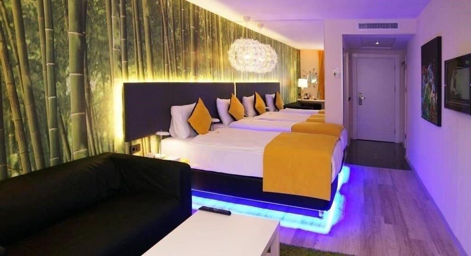 Standard Twin Room | Minibar, in-room safe, desk, laptop workspace
