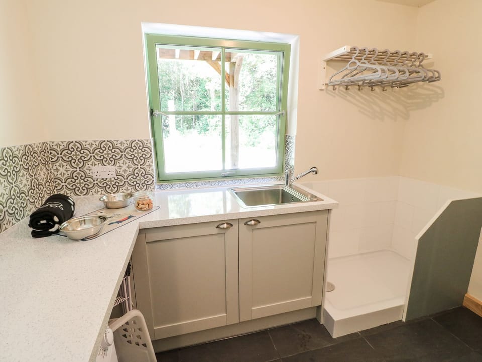 Cottage | Private kitchen | Fridge, dishwasher, electric kettle, cookware/dishes/utensils