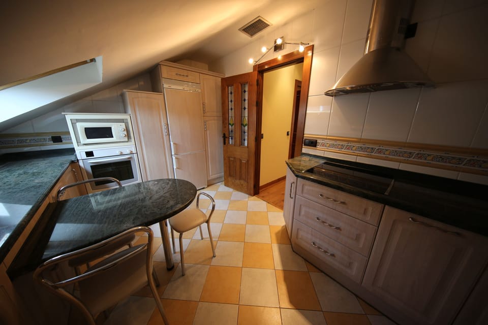 Family Quadruple Room | Shared kitchen | Shared fridge, microwave