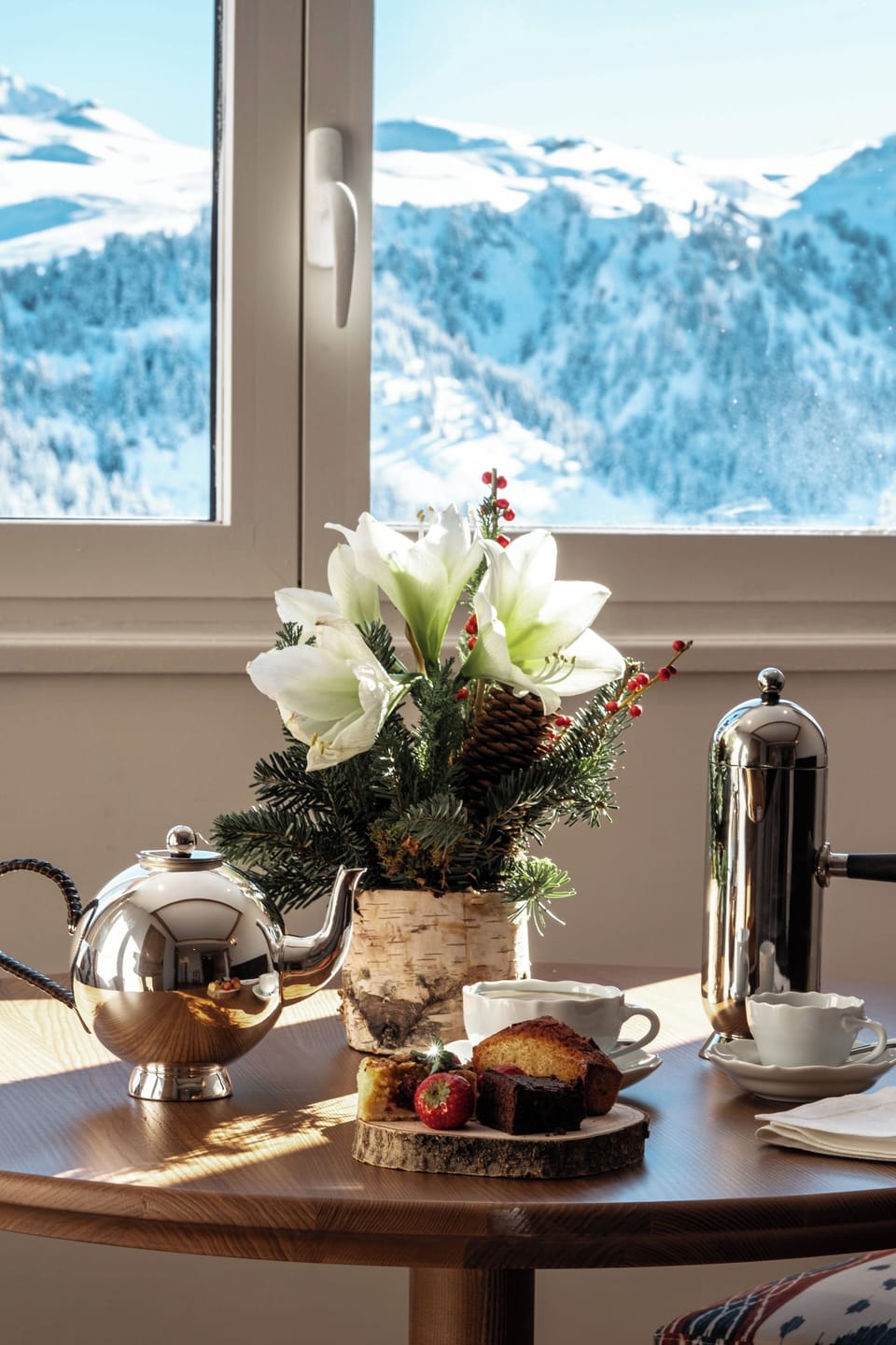 Deluxe Suite | Living area | Flat-screen TV, pay movies