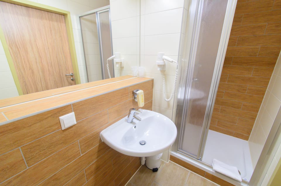 Shower, free toiletries, hair dryer, towels
