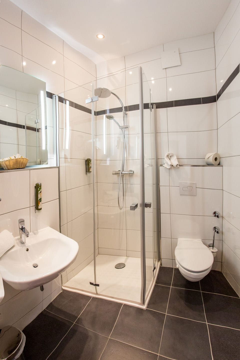 Standard Single Room | Bathroom | Free toiletries, hair dryer, slippers, towels