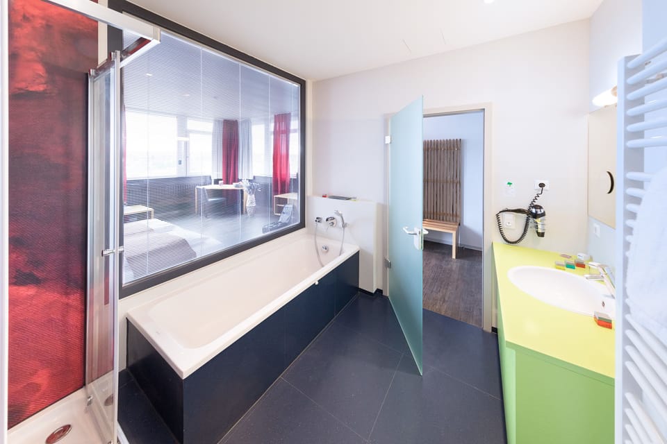 Deep soaking bathtub