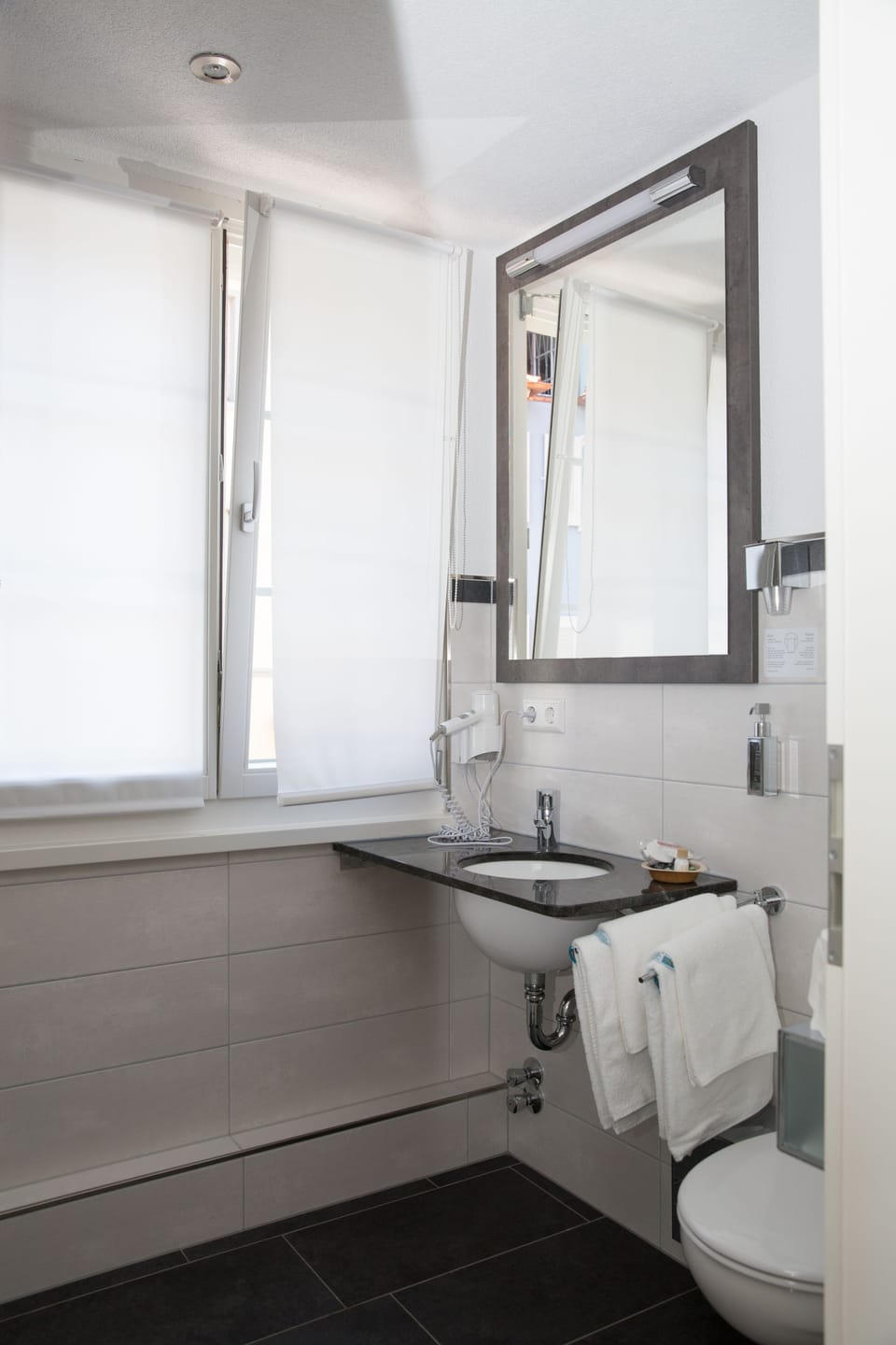 Deep soaking tub, free toiletries, hair dryer, towels