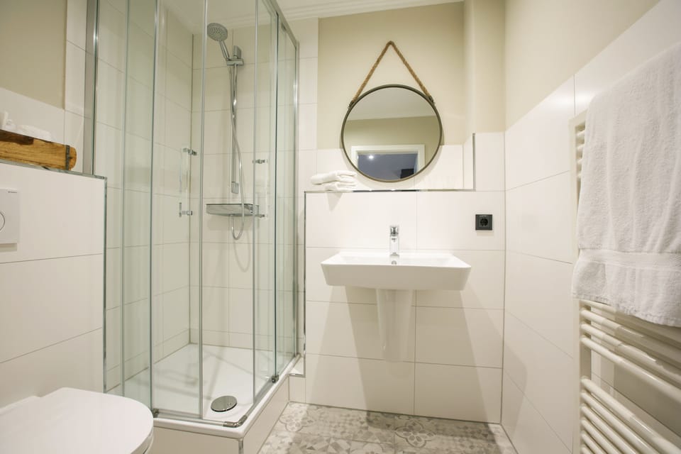 Apartment (Erste Lage) | Bathroom | Shower, free toiletries, bathrobes, towels