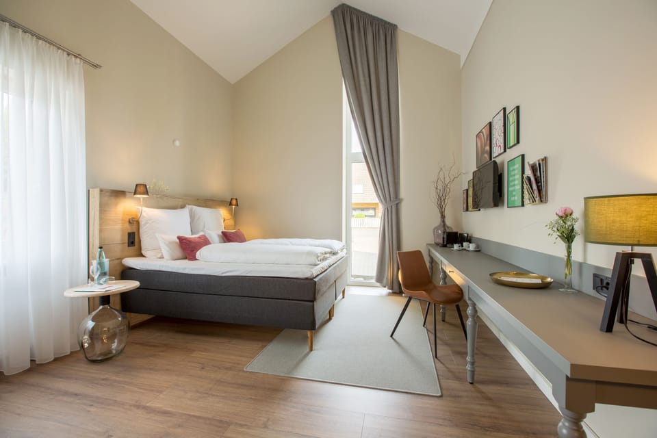 Lagenwein: Double Room, 50 metres behind the main buliding, quiet area | Desk, free WiFi, bed sheets