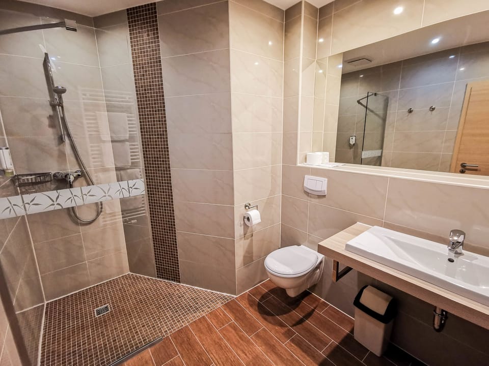 Double Room (with balcony or terrace) | Bathroom | Shower, hair dryer, towels