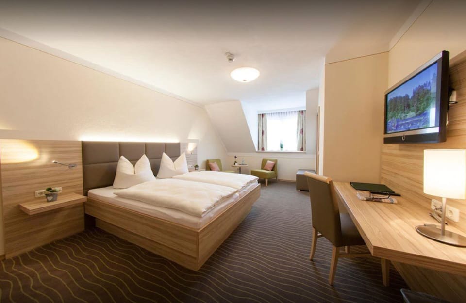 Standard Double Room, 1 King Bed | Premium bedding, in-room safe, desk, blackout drapes
